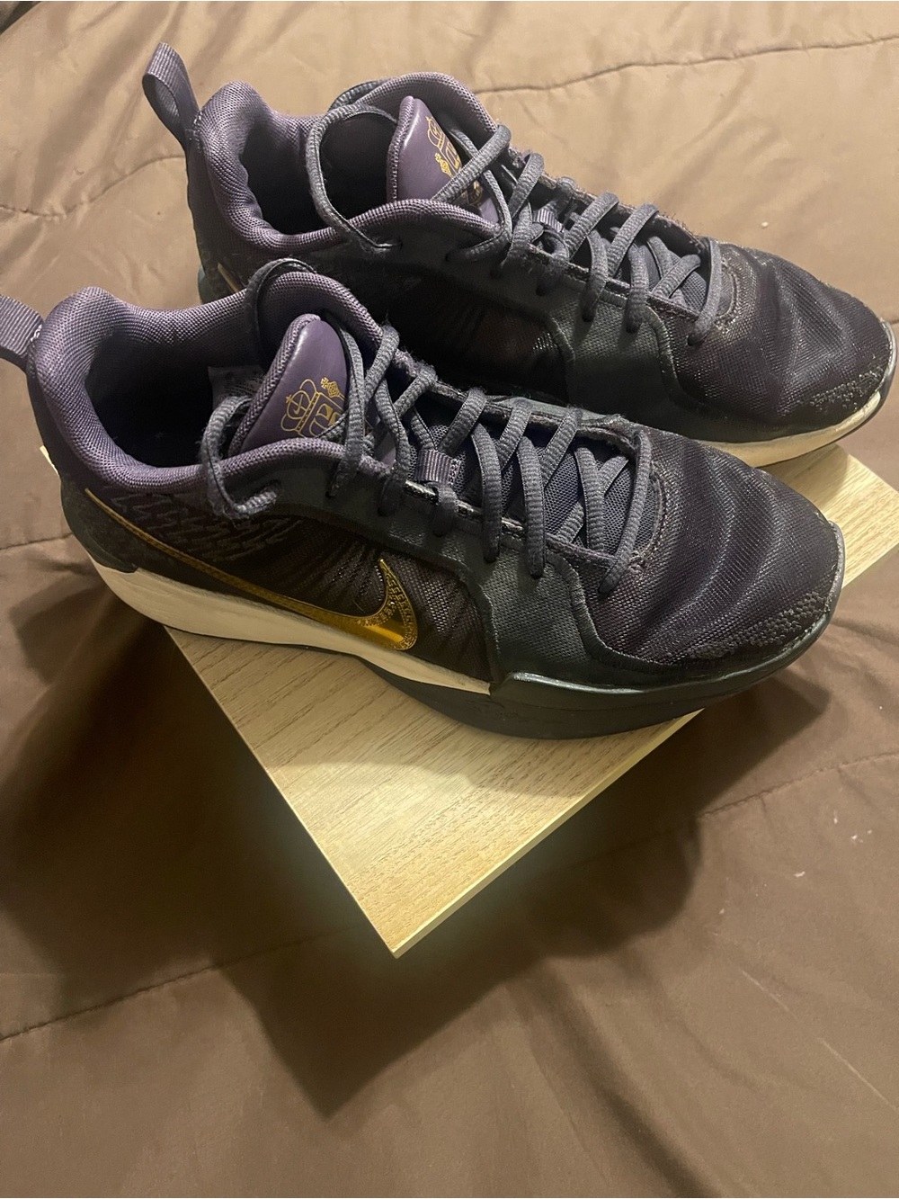 Nike Boys Sabrina 2, Purple and Gold Low-Top Basketball Shoes